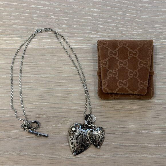 GUCCI 2 Heart Crests Pendant in aged sterling silver - Picture 5 of 6